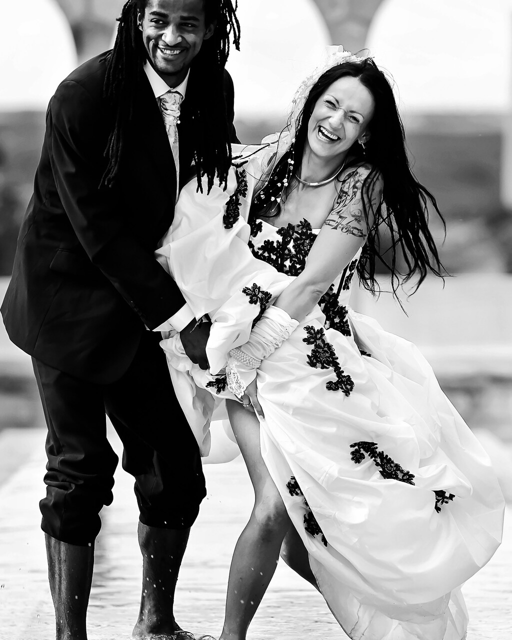 Portrait de mariée en noir et blanc avec bouquet réalisé à Toulon