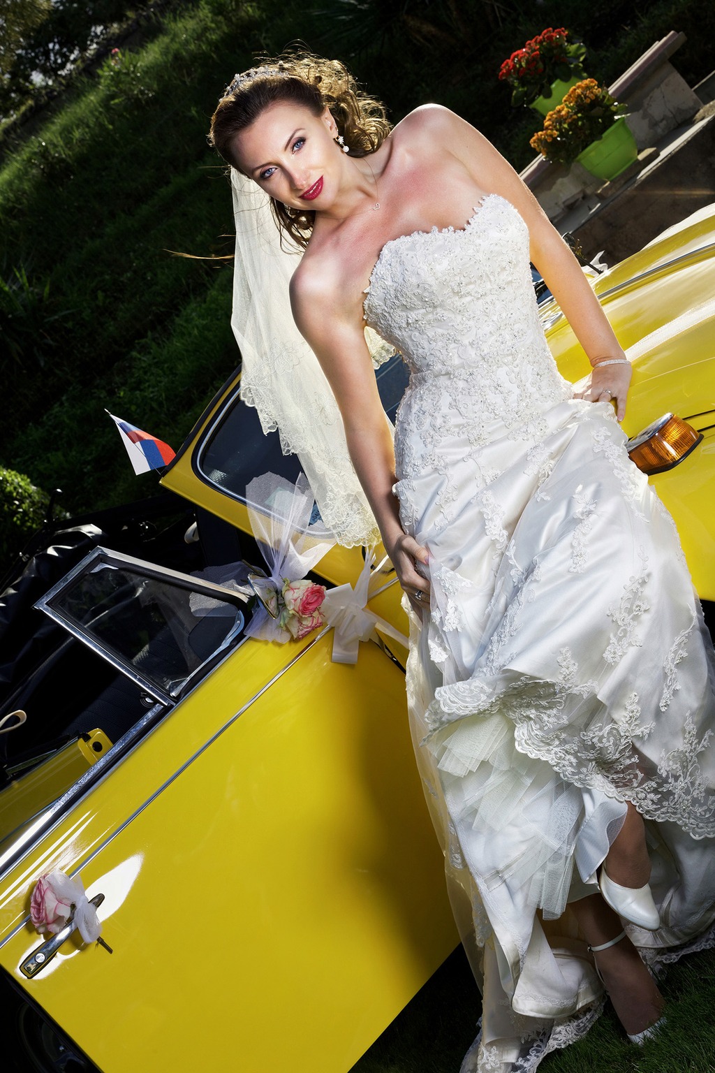 Portrait de mariée avec voiture de collection réalisé dans le Var
