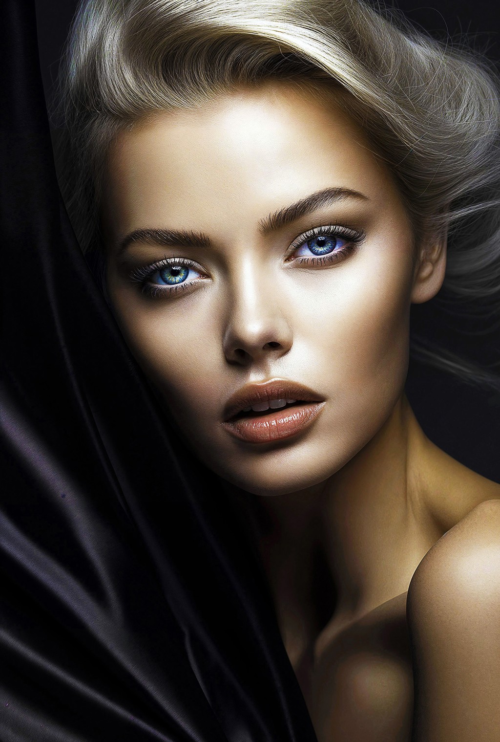 Portrait féminin en robe fleurie réalisé dans mon studio photo aménagé de 300m2 (hors département)