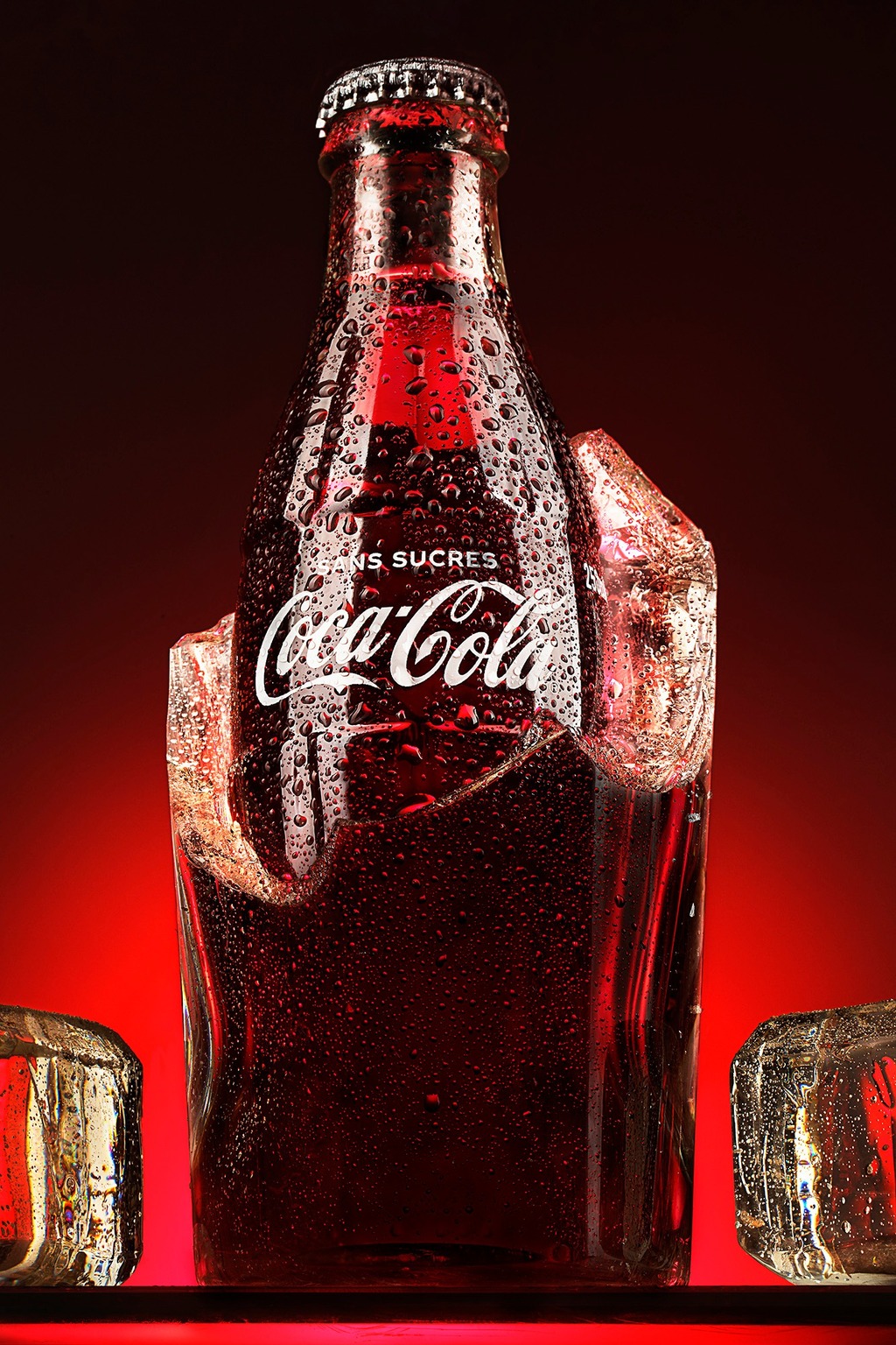 Packshot publicitaire de bouteille de soda sur glace, photographie produit en studio mobile à Toulon