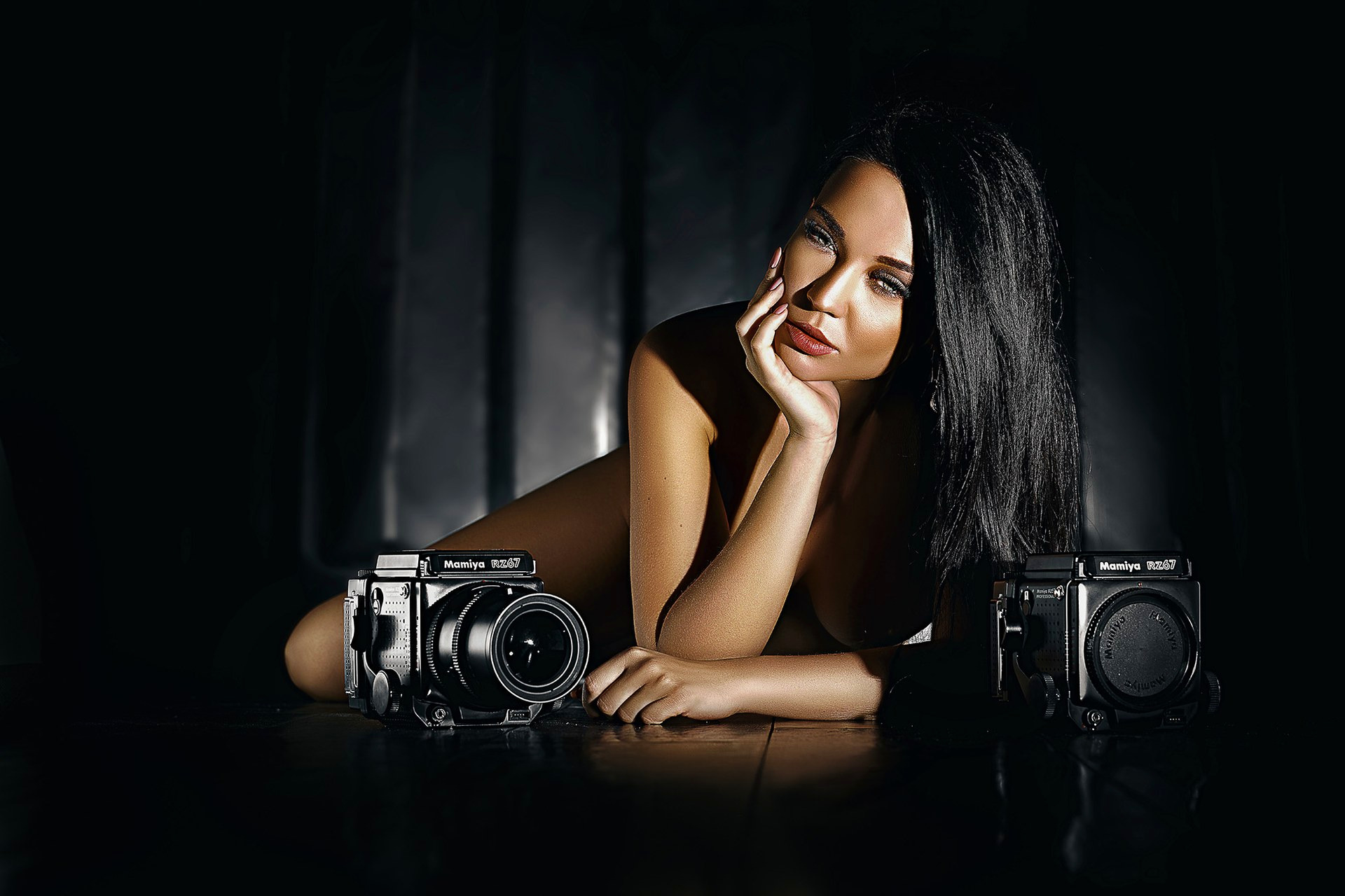 Portrait éditorial en clair-obscur avec deux Mamiya RZ67 pour un client de Toulon